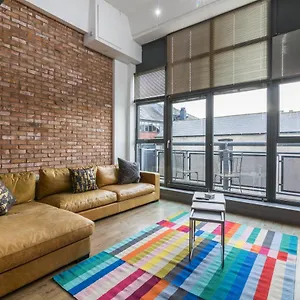 De Luxe Short Stays- Spacious 3 Bed City Apt Nottingham